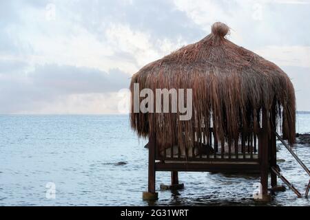 Bungalow sur pilotis sur l'eau Banque D'Images