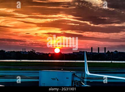Lever du soleil par la fenêtre du terminal de l'aéroport Banque D'Images