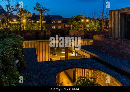 Graace Hotel à Luxembourg.Des trous ont été soudés dans le toit de l'ancien hall industriel, des escaliers en spirale ont été fixés et des arbres ont été plantés Banque D'Images