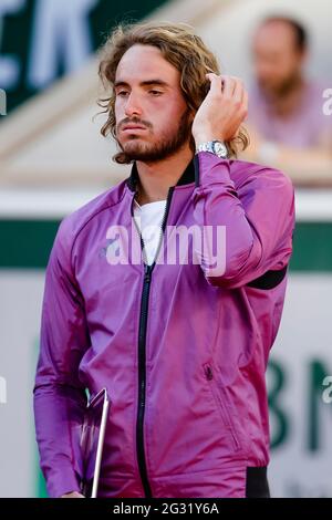 Stefanos Tsitsipas réagit déçu après la finale unique des hommes au tournoi de tennis Grand Chelem ouvert en 2021 à Roland Garros, Paris, France. Banque D'Images
