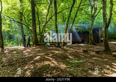 Une famille se détend dans une cabane barbecue dans la forêt près d'Esch-sur-Alzette, au Luxembourg. Dans la réserve naturelle d'Ellergronn, vous trouverez également des terrains de jeux pour enfants le long des sentiers de randonnée Banque D'Images