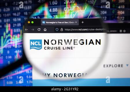 Logo de la compagnie Norwegian Cruise Line sur un site Web avec des développements flous du marché boursier en arrière-plan, vu sur un écran d'ordinateur Banque D'Images