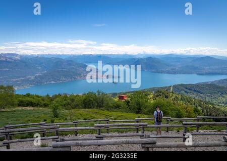 Vue de la Mottarone à Verbania au Lago Maggiore à Piemont, Italie Banque D'Images