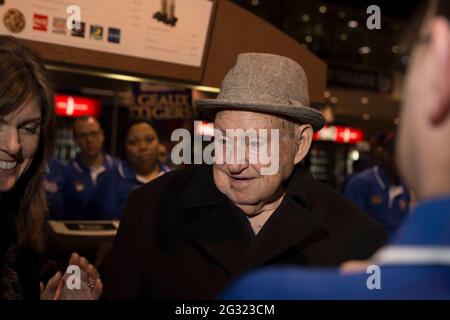 Atlanta, Géorgie, États-Unis. 31 décembre 2012. Le fondateur de Chick-fil-A, S. Truett Cathy, visite des employés de la chaîne privée de restaurants lors d'une fête des fans de Chick-fil-A Bowl. Photo de fichier, 2012. Credit: Robin Rayne/ZUMA Wire/Alay Live News Banque D'Images