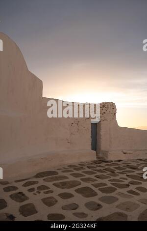Panagia Paraportiani au lever du soleil. Île de Mykonos célèbre église, Cyclades, Grèce. Chapelle blanchie à la chaux, symbole grec orthodoxe de religion chrétienne, touriste Banque D'Images