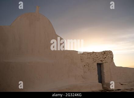 Panagia Paraportiani au lever du soleil. Île de Mykonos célèbre église, Cyclades, Grèce. Chapelle blanchie à la chaux, symbole grec orthodoxe de religion chrétienne, touriste Banque D'Images