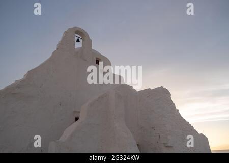 Panagia Paraportiani au lever du soleil. Île de Mykonos célèbre église, Cyclades, Grèce. Chapelle blanchie à la chaux, symbole grec orthodoxe de religion chrétienne, touriste Banque D'Images