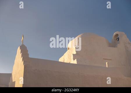 Île de Mykonos célèbre église, Panagia Paraportiani au coucher du soleil. Cyclades, Grèce. Chapelle blanchie à la chaux, symbole grec orthodoxe de religion chrétienne, touriste Banque D'Images