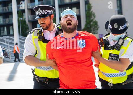 Londres, Royaume-Uni. 13 juin 2021. Un fan arrêté lors du match de championnat de l'UEFA Euro 2020 du Groupe D entre l'Angleterre et la Croatie au stade Wembley. Crédit : Michael Tubi/Alay Live News Banque D'Images