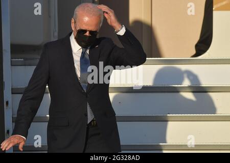 LE président DES ÉTATS-UNIS Joe Biden se met en marche alors qu'il quitte son avion Air Force One, à l'arrivée du président des États-Unis d'Amérique à Banque D'Images