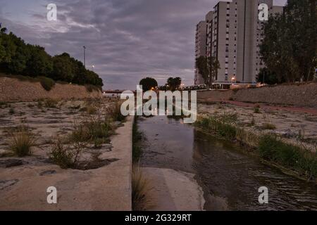 cuse dans la rivière sèche d'Albufereta, situé dans la province d'Alicante, Communauté Valencienne, Espagne. Vue Banque D'Images