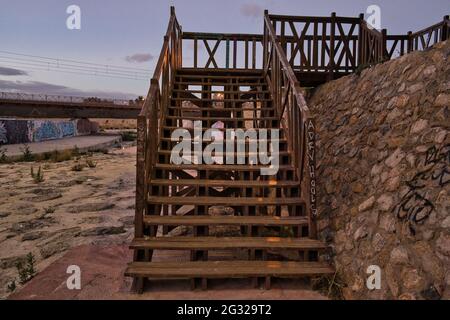 Escaliers en bois dans la cuse dans la rivière sèche d'Albufereta, situé dans la province d'Alicante, Communauté Valencienne, Espagne. Vue Banque D'Images