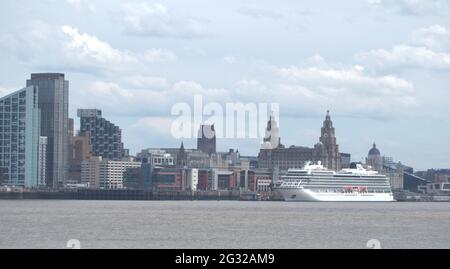 Front d'eau historique de Liverpool avec un bateau de croisière Viking qui embarque ses passagers Banque D'Images