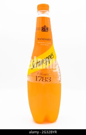 Schweppes boissons gazeuses mandarines en bouteilles de 1 litre de plastique, Istanbul Turquie Mars 09 2019, isolé sur fond blanc Banque D'Images