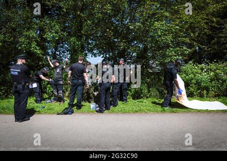 Extinction les manifestants de la rébellion sont arrêtés et fouillés par la police près du site du Sommet du G7. Des groupes de protestation environnementale se réunissent à Cornwall alors que le Premier ministre britannique, Boris Johnson, accueille des dirigeants des États-Unis, du Japon, de l'Allemagne, de la France, de l'Italie et du Canada au Sommet du G7 à Carbis Bay. Cette année, le Royaume-Uni a invité l'Australie, l'Inde, l'Afrique du Sud et la Corée du Sud à participer au Sommet des dirigeants en tant que pays invités ainsi que l'UE. Les groupes de protestation espèrent mettre en lumière leurs diverses causes auprès des dirigeants du G7 et d'un public mondial alors que les yeux du monde se concentrent sur Cornwall pendant le sommet. Banque D'Images