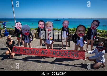 Extinction les manifestants de la rébellion portant des têtes de dessins animés des dirigeants du G7 posent avec une bannière intitulée « All Mouth No Pantalon ». Des groupes de protestation environnementale se réunissent à Cornwall alors que le Premier ministre britannique, Boris Johnson, accueille des dirigeants des États-Unis, du Japon, de l'Allemagne, de la France, de l'Italie et du Canada au Sommet du G7 à Carbis Bay. Cette année, le Royaume-Uni a invité l'Australie, l'Inde, l'Afrique du Sud et la Corée du Sud à participer au Sommet des dirigeants en tant que pays invités ainsi que l'UE. Les groupes de protestation espèrent mettre en évidence leurs causes diverses auprès des dirigeants du G7 et d'un public mondial, les yeux du monde se concentrant sur Cornwall duri Banque D'Images