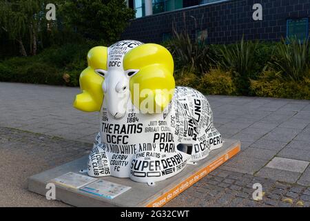 Derby, Royaume-Uni, 13 juin 2021 : Sculpture football World Cloud of the Derby RAM Trail composé de 30 sculptures RAM peintes sur un sentier autour de Derby City C. Banque D'Images