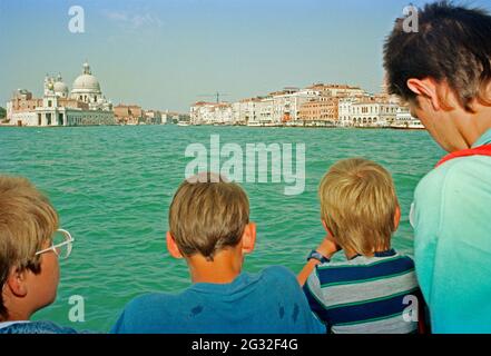 Les enfants prennent le ferry pour Venise, Santa Maria della Salute, août 1988, Vénétie, Italie Banque D'Images