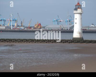 Bateau de croisière viking quittant Liverpool après le phare de Perch Rock à New Brighton Banque D'Images