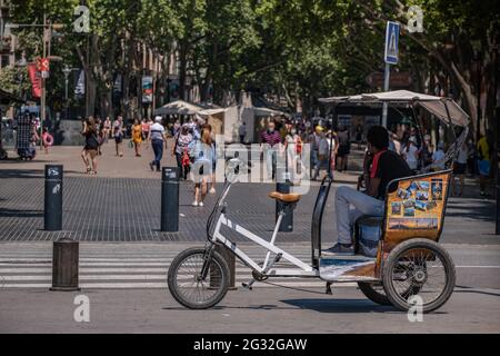 Barcelone, Espagne. 13 juin 2021. Un pédicab attend les clients sur Las Ramblas. Avec 50% des citoyens de Catalogne vaccinés avec la première dose, le tourisme commence à être vu dans les rues de Barcelone, en particulier dans le centre historique de la ville. Bars, magasins, restaurants, activités de loisirs pour le tourisme, tous sont activés avec l'arrivée des visiteurs. (Photo par Paco Freire/SOPA Images/Sipa USA) crédit: SIPA USA/Alay Live News Banque D'Images