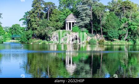 Vincennes, temple de l'amour et grotte artificielle sur le lac Daumesnil, dans le parc public Banque D'Images