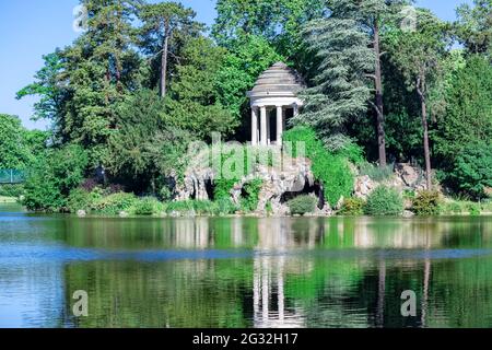 Vincennes, temple de l'amour et grotte artificielle sur le lac Daumesnil, dans le parc public Banque D'Images
