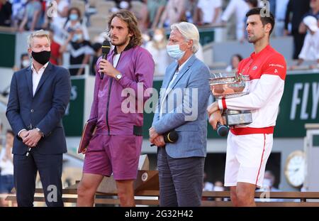 Paris, France. 13 juin 2021. De gauche à droite, Jim Courier, finaliste Stefanos Tsitsipas de Grèce, Bjorn Borg, vainqueur Novak Djokovic de Serbie lors de la cérémonie de remise des trophées de la finale masculine le 15 jour de Roland-Garros 2021, French Open 2021, un tournoi de tennis Grand Chelem le 13 juin 2021 au stade Roland-Garros à Paris, France - photo Jean Catuffe/DPPI crédit: DPPI Media/Alay Live News Banque D'Images