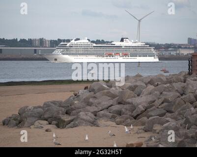 Le bateau de croisière Viking qui quitte Liverpool s'amarre sur la rivière Mersey dans la mer d'Irlande Banque D'Images