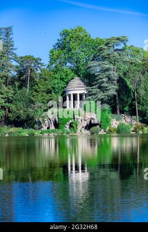 Vincennes, temple de l'amour et grotte artificielle sur le lac Daumesnil, dans le parc public Banque D'Images