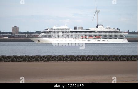 Le bateau de croisière Viking qui quitte Liverpool s'amarre sur la rivière Mersey dans la mer d'Irlande Banque D'Images