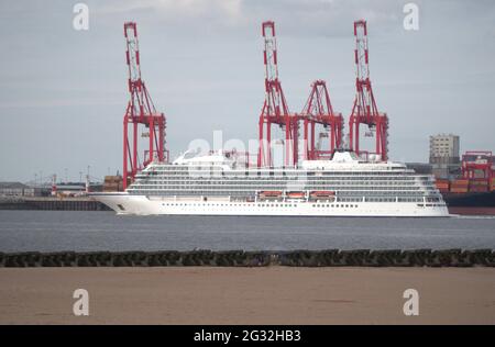 Le bateau de croisière Viking qui quitte Liverpool s'amarre sur la rivière Mersey dans la mer d'Irlande Banque D'Images