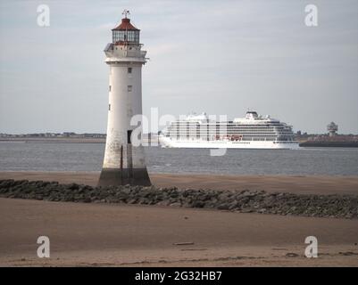 Bateau de croisière viking quittant Liverpool après le phare de Perch Rock à New Brighton Banque D'Images