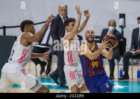 Madrid, Espagne. 13 juin 2021. Nick Calathes (à droite) lors de la victoire du FC Barccelona sur le Real Madrid (75 - 89) dans la série de finales Liga Endesa (partie 1) célébrée à Madrid (Espagne) au Wizink Centre. 13 juin 2021. (Photo de Juan Carlos García Mate/Pacific Press) Credit: Pacific Press Media production Corp./Alay Live News Banque D'Images