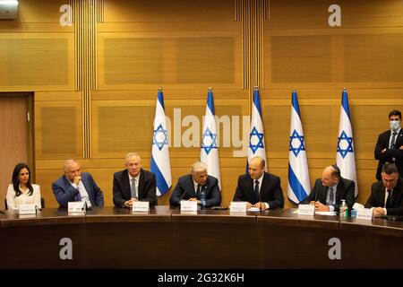 13 juin 2021, Israël, Jérusalem: Les nouveaux premiers ministres israéliens, Naftali Bennett (3e R), chef de l'alliance de droite de Yamina, et Yair Lapid (C), chef du parti centriste de l'opposition Yesh Atid, assistent à la première réunion du cabinet au Parlement israélien (Knesset). Les législateurs israéliens ont approuvé de peu un nouveau gouvernement de coalition, mettant fin aux 12 années de mandat de Benjamin Netanyahou en tant que Premier ministre. Bennett, 49 ans, deviendra maintenant le prochain Premier ministre d'Israël et devrait céder sa place à Yair Lapid dans deux ans, dans le cadre d'un plan tournant pour le poste de Premier ministre. Photo: Ilia Yefimovich/dpa Banque D'Images