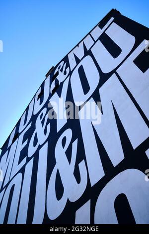 Peinture murale « You & Me » d'Anthony Burrill sur le mur extérieur d'un entrepôt à côté de Calls Landing dans le quartier des appels du centre-ville de Leeds. Banque D'Images