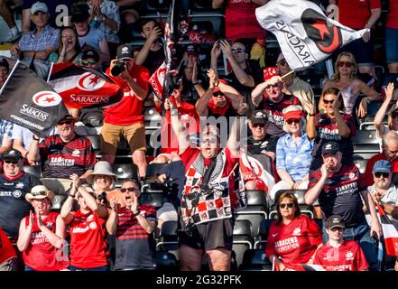 Ealing, Royaume-Uni. 13 juin 2021. Les supporters de Saracens applaudissent leur équipe lors du championnat Greene King IPA Jouez au match final de la 1ère coupe entre Ealing Trailfinders et Saracens au club de rugby Ealing Trailfinders, Ealing, en Angleterre, le 13 juin 2021. Photo de Phil Hutchinson. Utilisation éditoriale uniquement, licence requise pour une utilisation commerciale. Aucune utilisation dans les Paris, les jeux ou les publications d'un seul club/ligue/joueur. Crédit : UK Sports pics Ltd/Alay Live News Banque D'Images