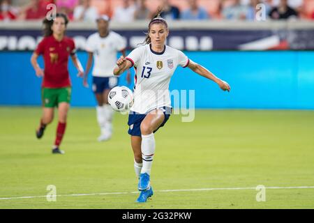 Houston, Texas, États-Unis. 10 juin 2021. L'avant des États-Unis Alex Morgan (13) contrôle le ballon lors d'un match international de football entre le Portugal et les États-Unis au stade BBVA à Houston, au Texas. USA a gagné le match 1 à 0.Trask Smith/CSM/Alay Live News Banque D'Images