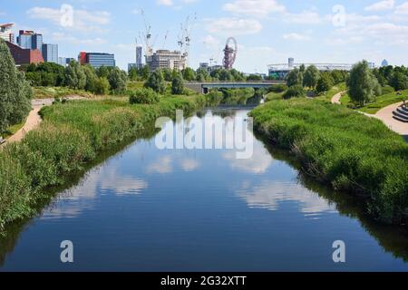 Parc olympique Queen Elizabeth, Stratford, est de Londres, en été, avec la rivière Lea, en direction du sud Banque D'Images