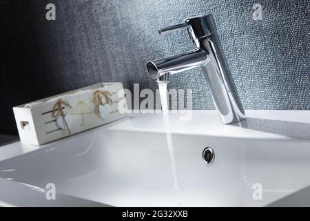 Mélangeur d'eau dans la salle de bains. Robinet d'eau en chrome, Banque D'Images