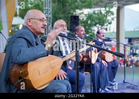 Artvin/Turquie - 19/06/2014 : musiciens locaux (minstrels) chantant une chanson lors d'un festival Banque D'Images