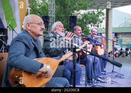 Artvin/Turquie - 19/06/2014 : musiciens locaux (minstrels) chantant une chanson lors d'un festival Banque D'Images