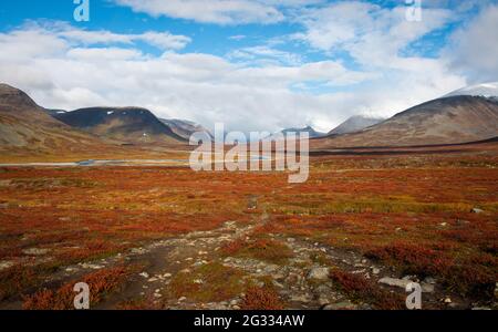 Vue imprenable sur le sentier rocheux de Kungsleden entre Salka et Singi, Laponie suédoise, mi-septembre Banque D'Images