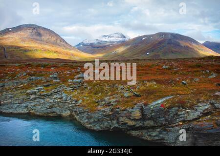 Une des rivières le long de la piste de Kungsleden (King's) qui quitte la maison de Salka, tôt le matin, Laponie, Suède, septembre 2020. Banque D'Images