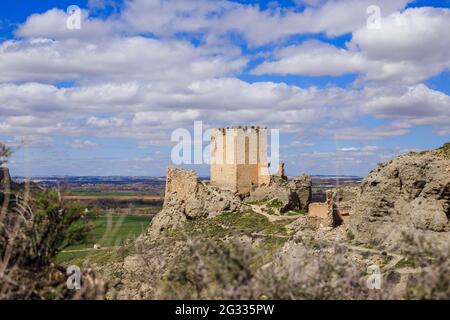 Le château d'Oreja est un paysage abandonné en ruines à Tolède. Une destination touristique de voyage à une forteresse musulmane et de chevalier Banque D'Images