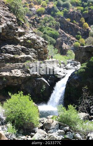 Hetch Hetchy South Fork Trail, Sonora County, CA,USA - Mai 30 2021: Les randonneurs passent une cascade de gushing sur ce magnifique sentier sauvage. Banque D'Images