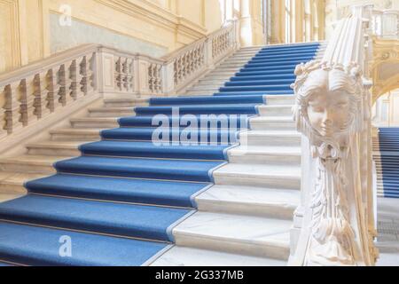 TURIN, ITALIE - VERS JUIN 2021 : le plus bel escalier baroque d'Europe situé dans le Palais Madama (Palazzo Madama). Intérieur avec marbre de luxe Banque D'Images