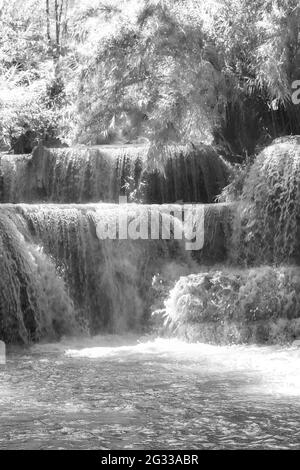 Image en noir et blanc des plus belles cascades de Kuang si cascade à Luang Prabang Laos. Banque D'Images