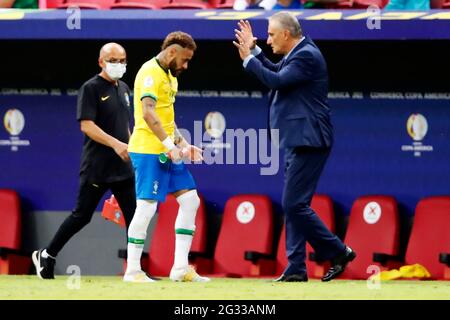 Brasilia, Brésil. 13 juin 2021. Match entre, Brésil x Venezuela valable pour le premier tour Copa America Brésil 2021, tenu à l'Estádio Nacional de Brasília Mané Garrincha, le dimanche (13). Dans la photo, joueur Neymar et entraîneur Tite Brasil (photo: Francisco Stuckert/Fotoarena) Credit: Foto Arena LTDA/Alay Live News Banque D'Images