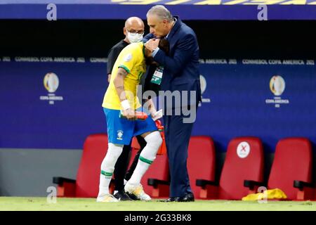 Brasilia, Brésil. 13 juin 2021. Match entre, Brésil x Venezuela valable pour le premier tour Copa America Brésil 2021, tenu à l'Estádio Nacional de Brasília Mané Garrincha, le dimanche (13). Dans la photo, joueur Neymar et entraîneur Tite Brasil (photo: Francisco Stuckert/Fotoarena) Credit: Foto Arena LTDA/Alay Live News Banque D'Images