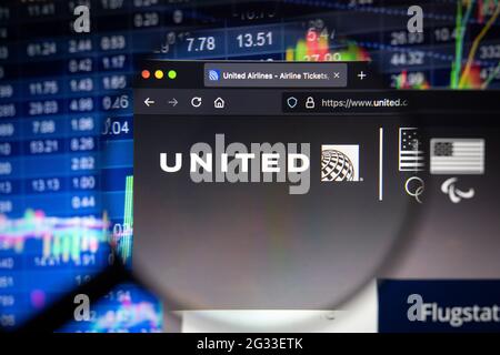 Logo de la société United Airlines sur un site Web présentant des évolutions du marché boursier floues en arrière-plan, visibles sur un écran d'ordinateur Banque D'Images